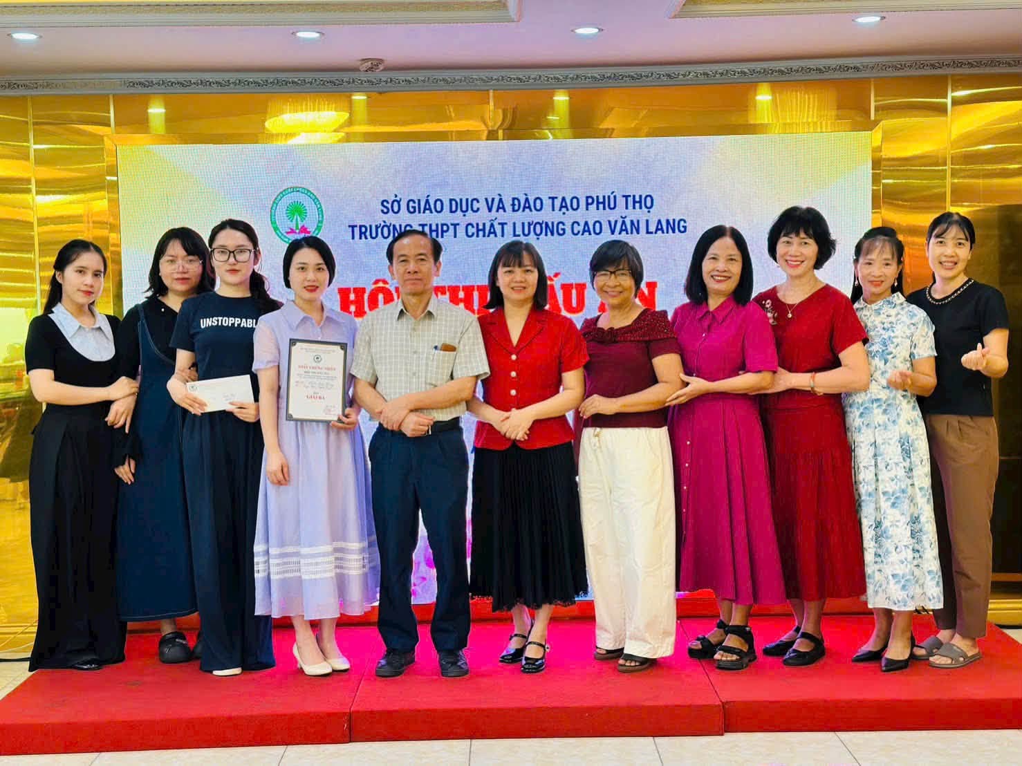 Tổ Ngữ Văn - Tiếng Anh nhận giải Ba chung cuộc