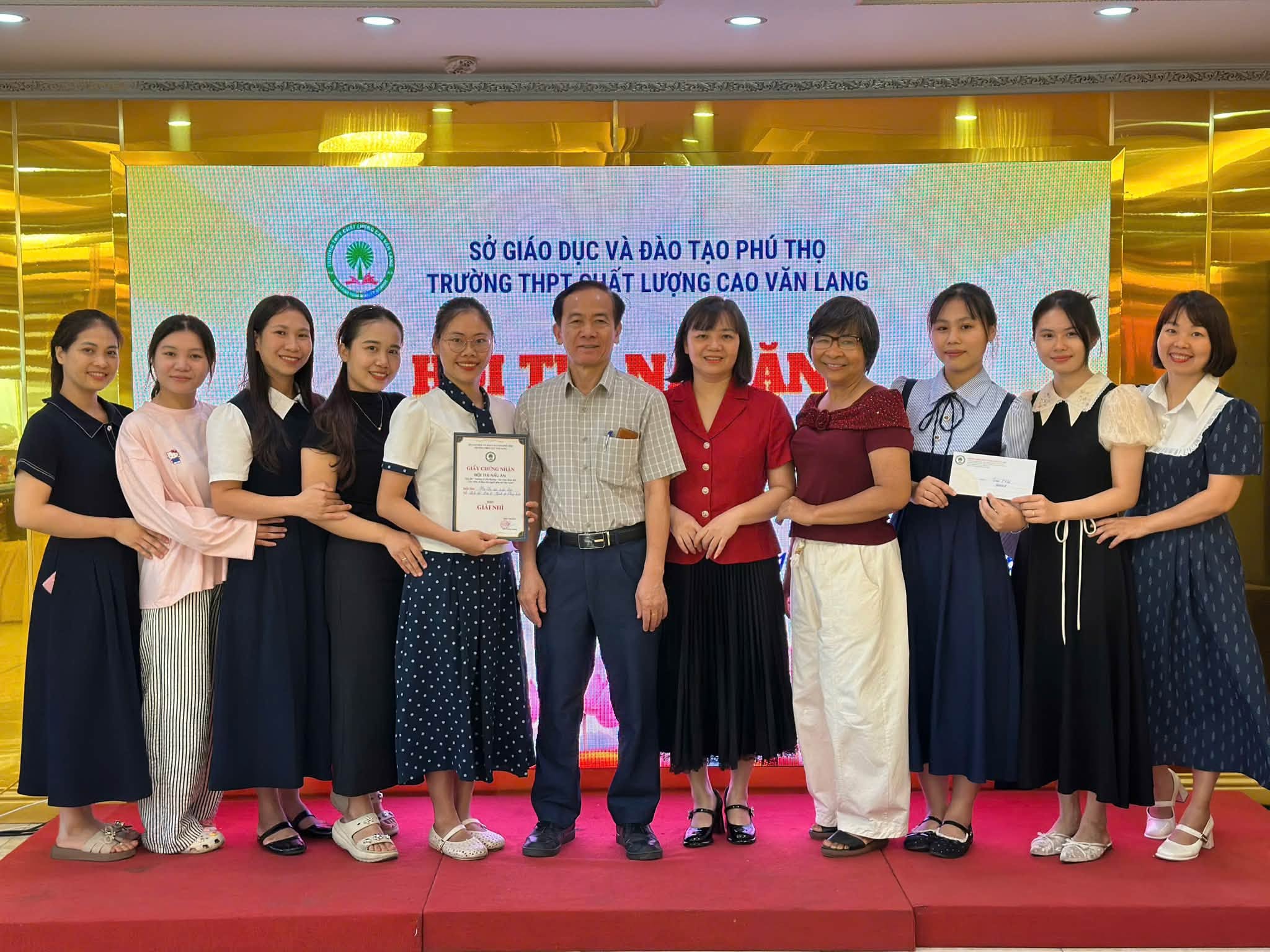 Tổ Sử - Địa - KTPL lên nhận giải Nhì cuộc thi